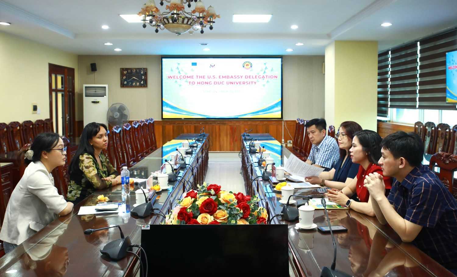 Trường Đại học Hồng Đức làm việc với Đoàn công tác Đại sứ quán Hoa Kỳ về Chương trình học bổng tiếng Anh Access